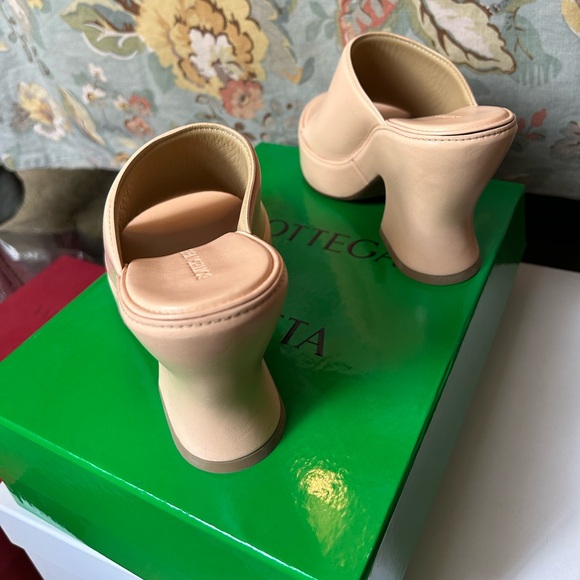 Bottega Women's Cream Mules - Picture 4 of 4